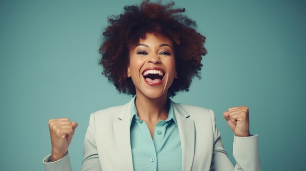 Photo une femme d'affaires noire réussie est satisfaite du concept de victoire sur les résultats.