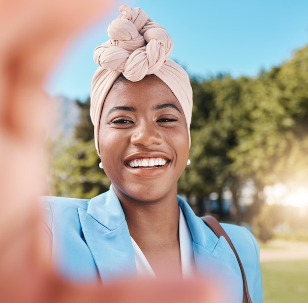 Photo femme d'affaires noire selfie et sourire dans le parc avec la beauté de la mode et heureuse pour la publication sur l'application de médias sociaux bonne photographie d'entrepreneur africain et photo de profil pour le costume de blog web et la nature