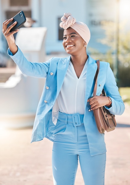 Femme d'affaires noire selfie et sourire dans la rue avec beauté de la mode et publication pour l'application de réseau social Bonne photographie d'entrepreneur africain et photo de profil pour blog web avec costume dans le métro cbd
