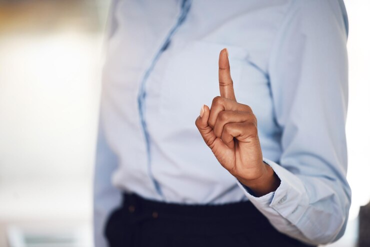 Photo une femme d'affaires noire vote la main avec une question ou une idée de bénévolat dans une carrière professionnelle une personne africaine montre un doigt pour proposer une solution poser une question ou aider à répondre à une réponse sur le lieu de travail de l'entreprise