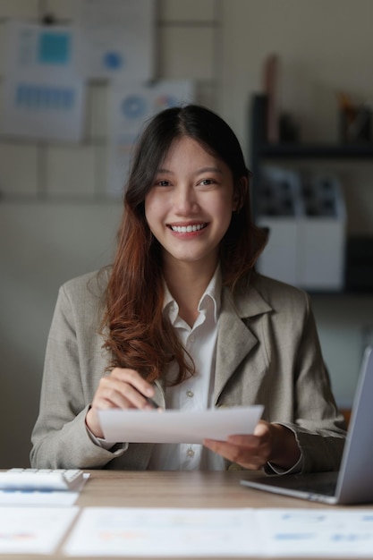 Femme d'affaires avec de nombreux documents financiers pour auditer le budget du concept de compte de facture fiscale de l'entreprise