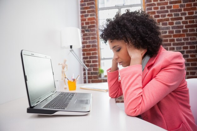 Femme d&#39;affaires occasionnel stressé assis au bureau