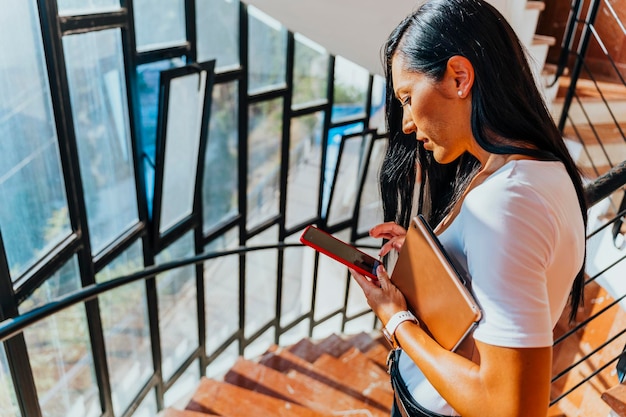 Femme d'affaires occupée au bureau