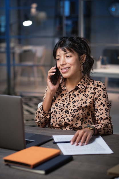 Femme d'affaires occupée au téléphone au bureau