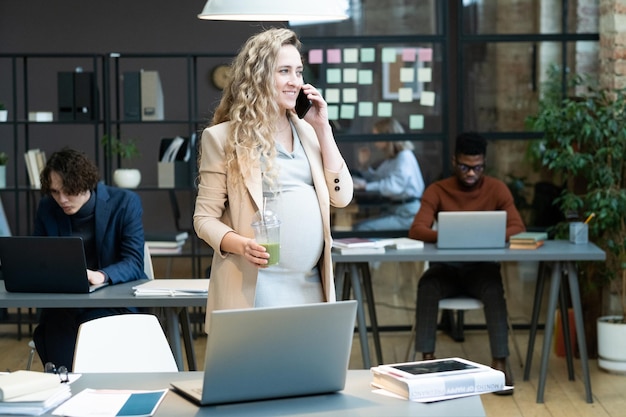 Femme d'affaires occupée au travail pendant la grossesse