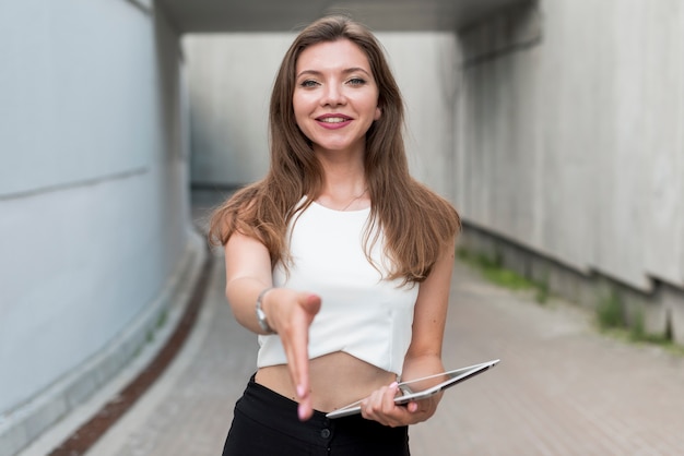 Femme d&#39;affaires offrant sa main