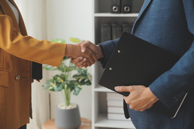 Une femme d'affaires offre et donne la main pour une poignée de main au bureau Entretien d'embauche réussi Demande de prêt à la banque Employé de banque vendeur ou avocat secoue pour accord ou vente Augmentation de salaire