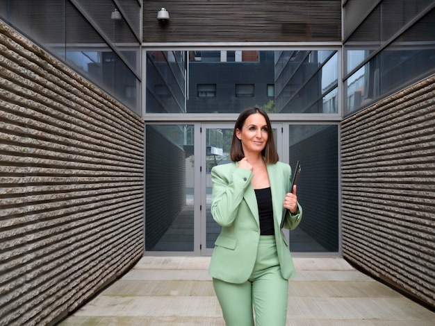 Femme d'affaires optimiste marchant dans la ville