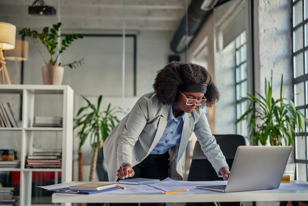 Femme d'affaires avec un ordinateur portable travaillant au bureau