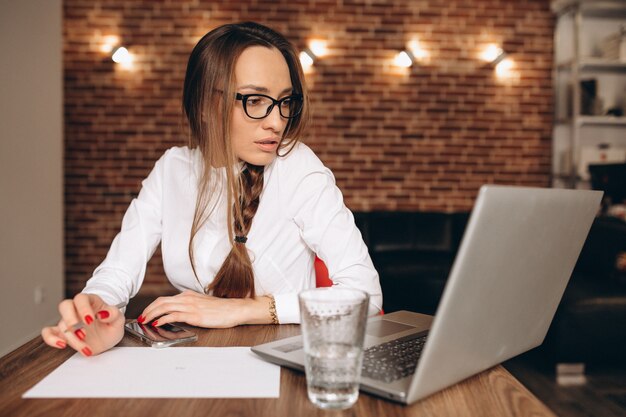 Femme d&#39;affaires avec ordinateur portable