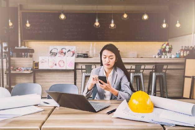 femme d&#39;affaires avec ordinateur portable