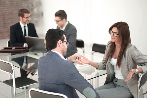 Femme d'affaires parlant au concept d'entreprise partenaire