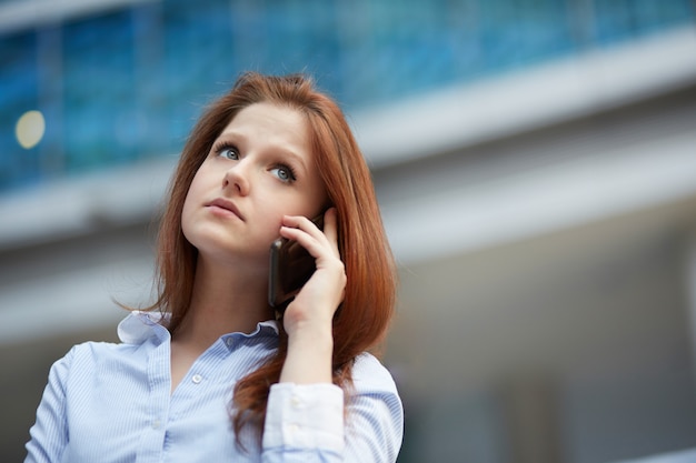 femme d'affaires parlant au mobile en milieu urbain