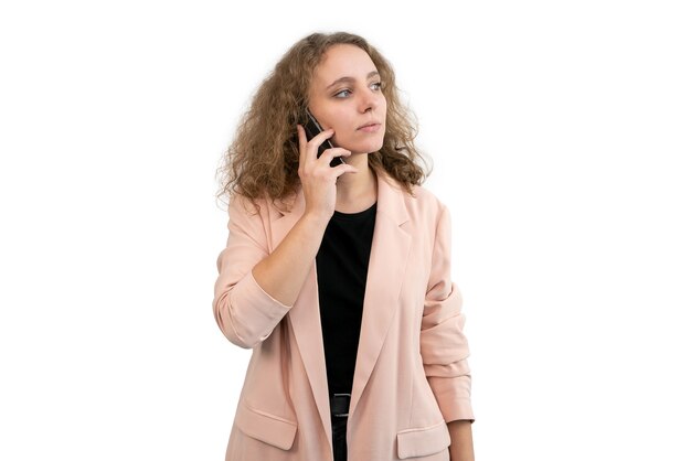 Femme d'affaires parlant au téléphone alors qu'elle regarde de côté isolated on white