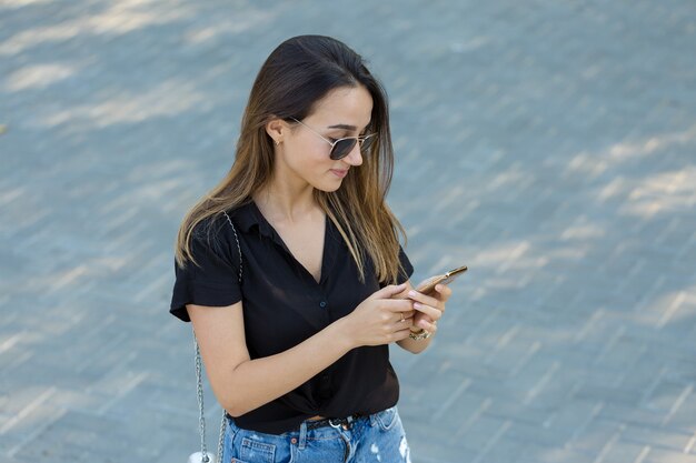 Femme d'affaires parlant au téléphone avec les clients. Il est temps de se détendre et de prendre un café