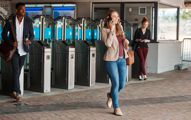 Photo femme d'affaires parlant au téléphone faisant la navette en formation ou en bus et marchant dans une ville urbaine personne heureuse avec le sourire faisant la conversation en appelant un taxi et en se connectant avec des personnes en ligne en ville