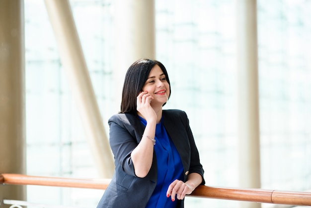 Femme d'affaires parlant au téléphone.