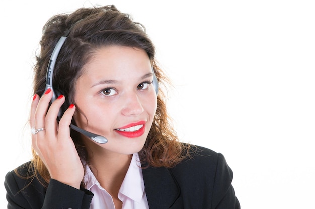 Femme d'affaires parlant sur casque opérateur de centre d'appels au bureau