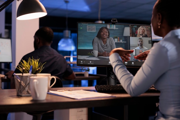Femme d'affaires parlant à des collègues lors d'une vidéoconférence à distance, utilisant un appel vidéo de télétravail en ligne pour discuter d'un travail de démarrage. Discuter lors d'une réunion par téléconférence sur Internet avec webcam.