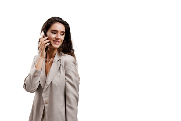 Femme d'affaires parlant par téléphone isolé sur fond blanc