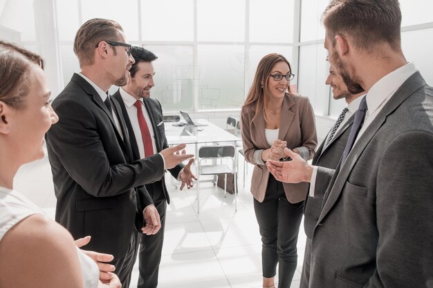 Femme d'affaires parlant à des partenaires commerciaux dans son bureau