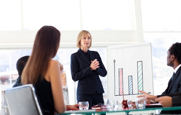 Femme d&#39;affaires parlant à son équipe