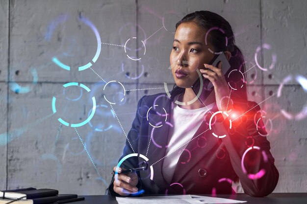 Femme d'affaires parle téléphone et hologramme de technologie abstraite Double exposition