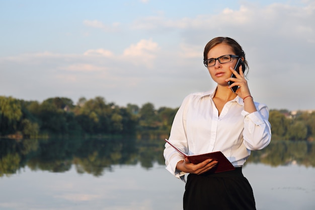 Femme affaires, parle, téléphone