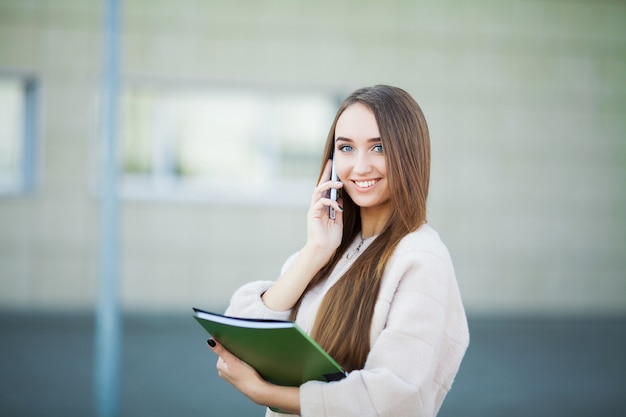 Femme D'affaires, Parler Au Téléphone Portable Dans Le Paysage Urbain De Lviv