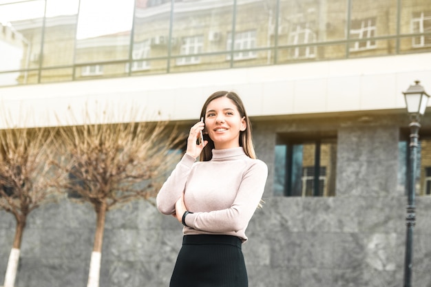 femme affaires, parler téléphone, et, sourire