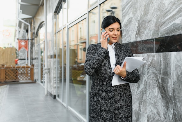 Femme affaires, parler téléphone