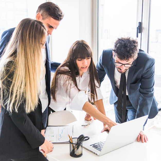 Femme D'affaires Partageant Ses Idées Créatives Avec Son Collègue à L'aide D'un Ordinateur Portable