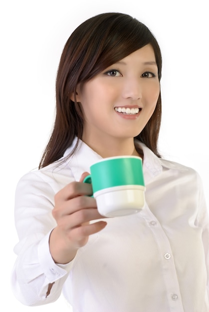 femme d'affaires partager une tasse de café, portrait agrandi de dame de bureau oriental.