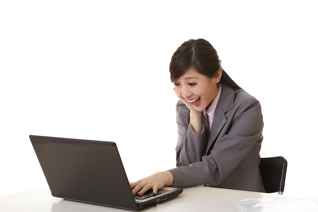 Femme D'affaires Passionnante Sur Une Chaise Au Bureau.