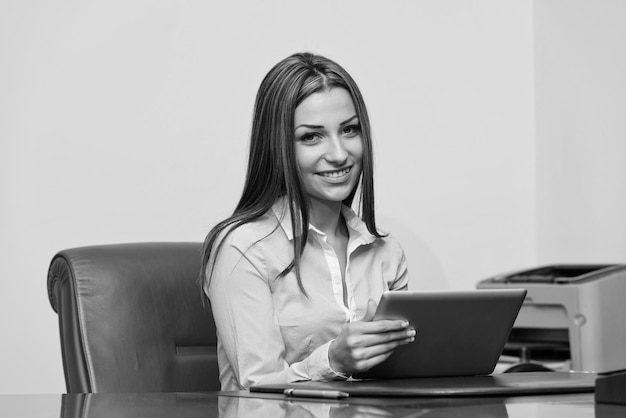 Femme d'affaires en pause avec son pavé tactile