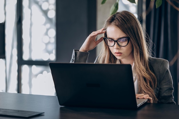 Femme d'affaires pensant à un problème