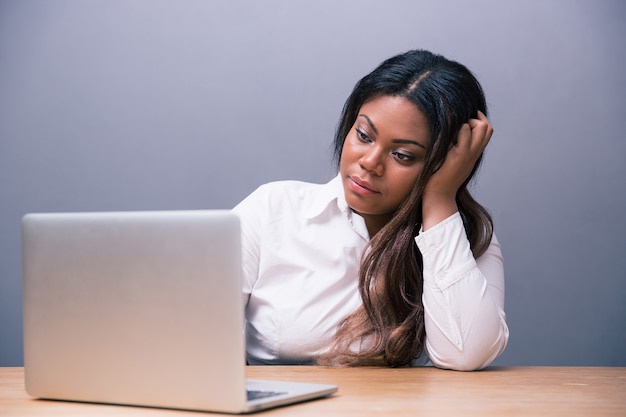 Femme d'affaires pensif assis à la table