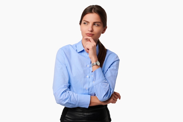 Femme d'affaires pensif en chemise bleue sur blanc isolé