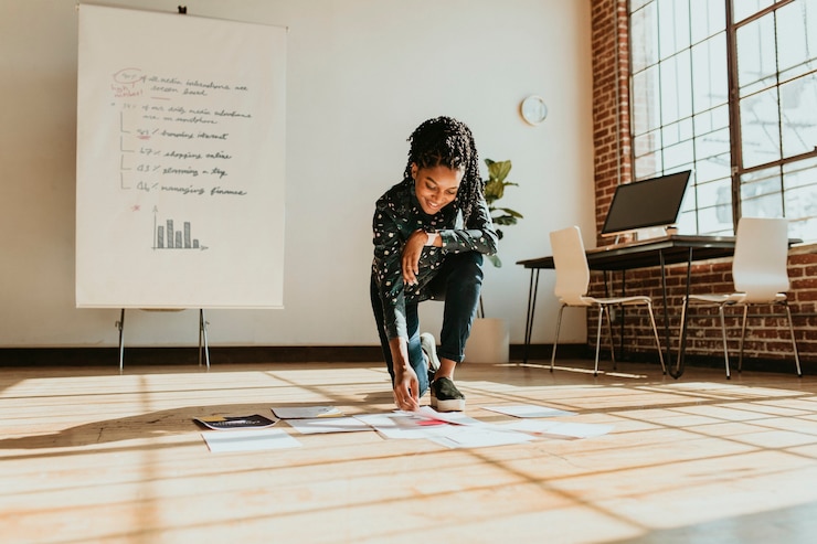 Photo femme d'affaires planifiant une stratégie marketing sur un plancher en bois
