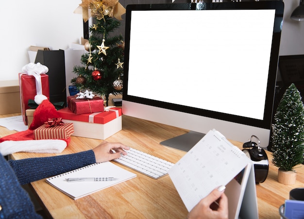 Femme D'affaires Avec Planificateur De Calendrier Et écran D'ordinateur En Vacances De Noël