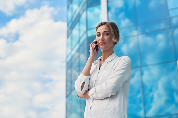 Femme d'affaires en plein air avec smartphone