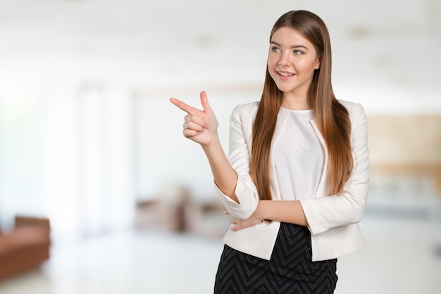 Femme d'affaires avec le point du doigt de côté