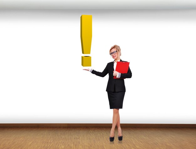 Femme d'affaires avec point d'exclamation