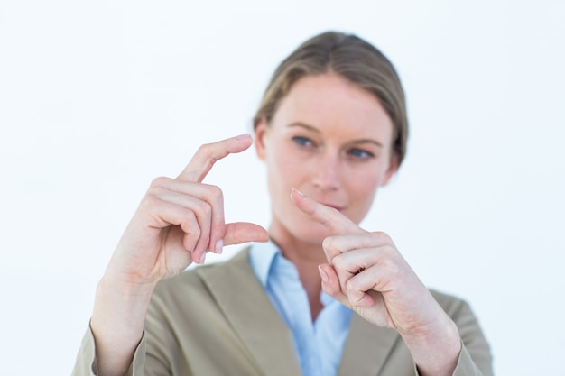 Femme d&#39;affaires pointant avec son doigt