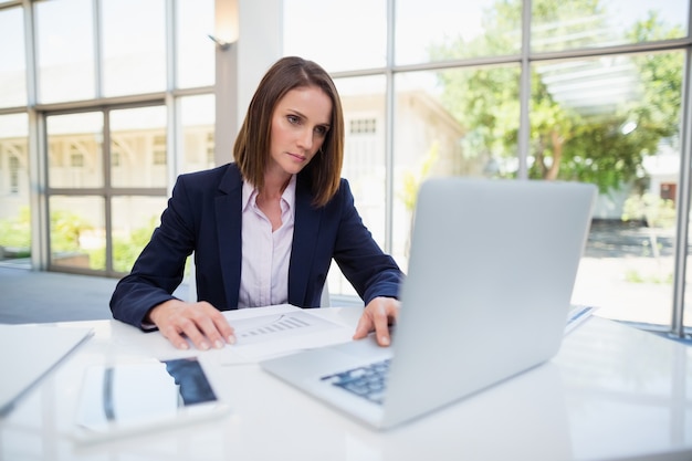 Femme affaires, portable utilisation