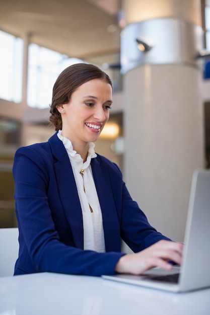 Femme affaires, portable utilisation