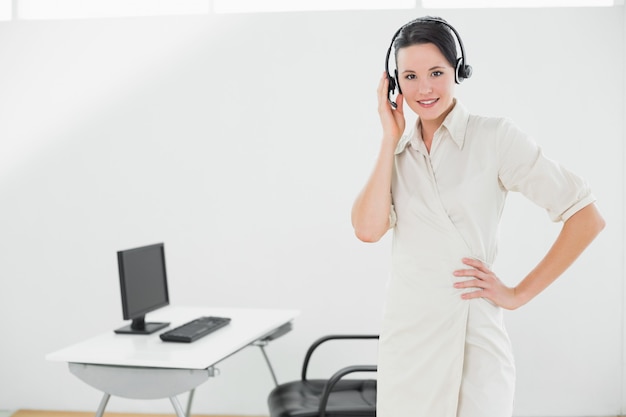 Femme d&#39;affaires portant un casque au bureau