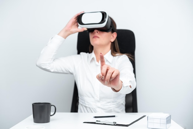 Femme d'affaires portant un casque de réalité virtuelle et gesticulant tout en apprenant des compétences professionnelles grâce à la simulation