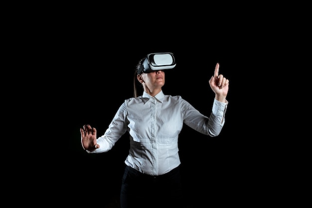 Femme d'affaires portant des lunettes de réalité virtuelle et appréciant le simulateur Femme élégante utilisant un gadget futuriste gesticulant et présentant une technologie innovante moderne