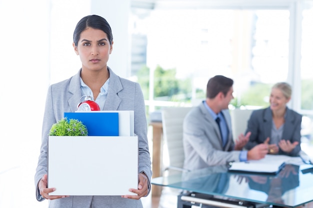 Femme d&#39;affaires portant ses affaires dans la boîte